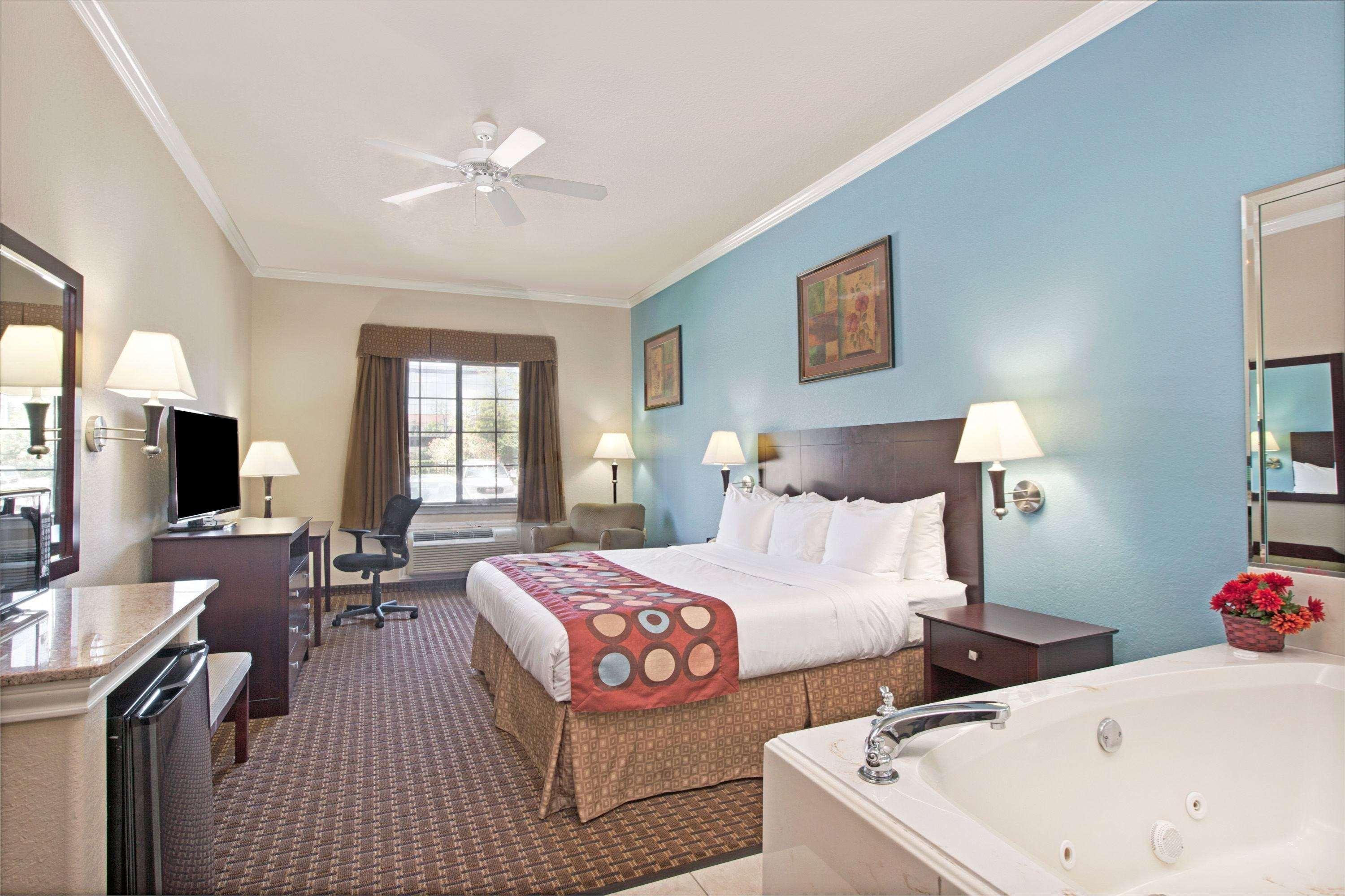 Super 8 By Wyndham Iah West/Greenspoint Aldine Extérieur photo
