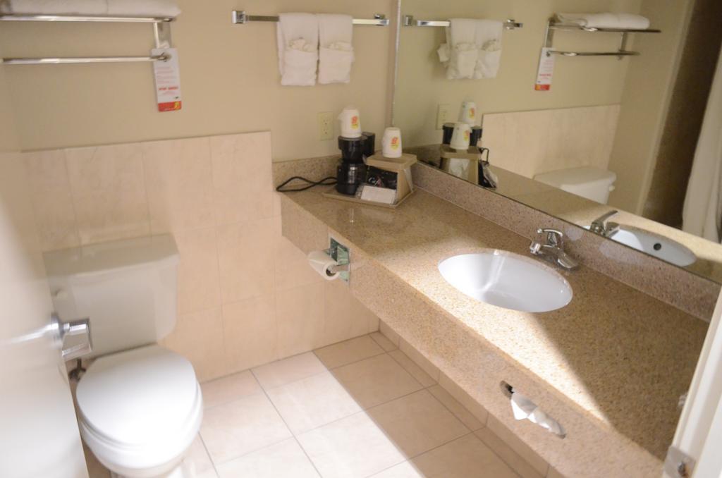 Super 8 By Wyndham Iah West/Greenspoint Aldine Extérieur photo